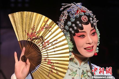 中國僑網(wǎng)資料圖:昆曲名角龔隱雷表演昆曲名段《牡丹亭.尋夢》,。(泱波 攝)