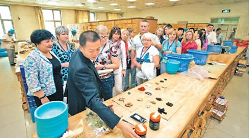 中國僑網(wǎng)外國游客在新疆中醫(yī)醫(yī)院參觀。(來自網(wǎng)絡(luò))
