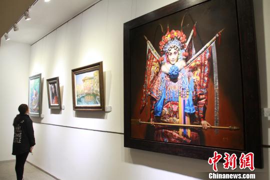 中國(guó)僑網(wǎng)圖為畫展現(xiàn)場(chǎng),。 曾潔 攝
