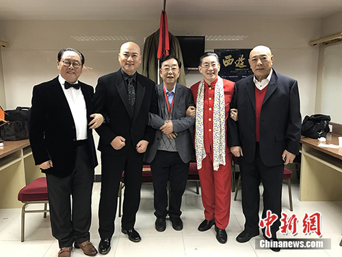 中國僑網(wǎng)在本場(chǎng)音樂會(huì)中,86版《西游記》電視劇音樂作曲者許鏡清與劇中的師徒四人再聚首。從左到右依次為馬德華,、遲重瑞,、許鏡清、六小齡童,、劉大剛。受訪者供圖
