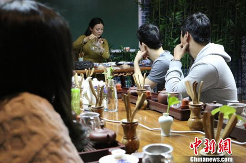 中國(guó)僑網(wǎng)茶藝?yán)蠋熃o學(xué)生們進(jìn)行茶藝表演展示。(耿丹丹 攝)