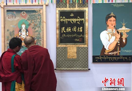 中國(guó)僑網(wǎng)精美的唐卡吸引參觀者。(劉美岑 攝)