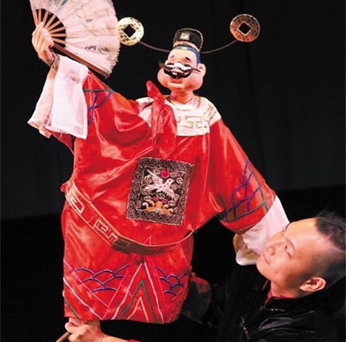 中國僑網(wǎng)木偶“扇子功”表演,。(黃宙輝 攝)