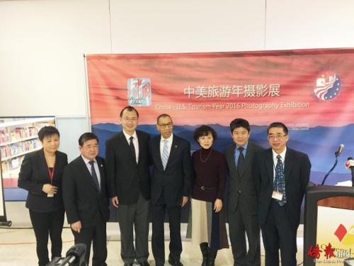 中國僑網(wǎng)中美華人攝影家皇后區(qū)圖書館開展,。(美國《僑報》/宋旸 攝)