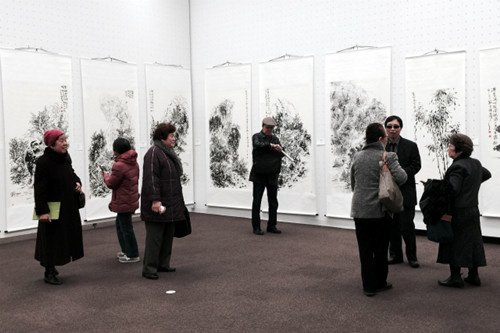 中國(guó)僑網(wǎng)書畫展現(xiàn)場(chǎng),。(日本《中文導(dǎo)報(bào)》資料圖)