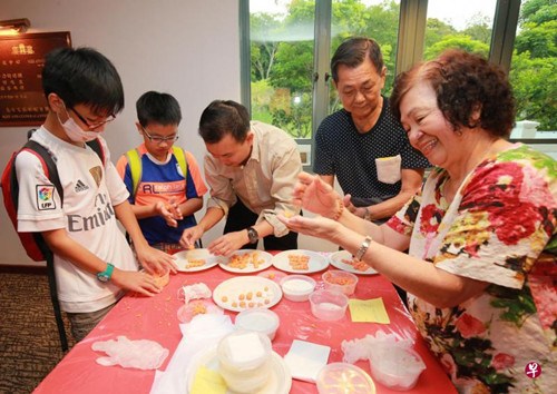 中國(guó)僑網(wǎng)一家大小一起搓湯圓,、吃湯圓,,是潮州家庭過冬至節(jié)的習(xí)俗。(新加坡《聯(lián)合早報(bào)》/唐家鴻 攝)