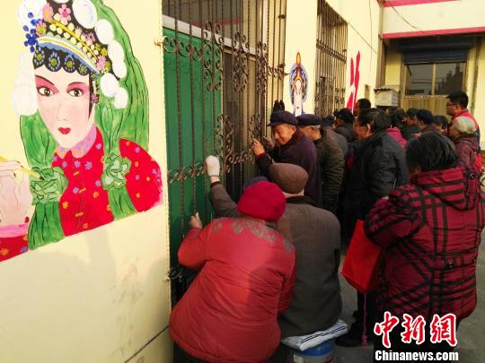 中國僑網(wǎng)山西祁縣國家級非遺“祁太秧歌”再度聚攏起鄉(xiāng)村人氣,。(李新鎖 攝)