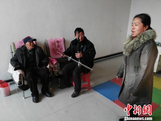 中國僑網(wǎng)“祁太秧歌”傳承人閆續(xù)祥一家三口表演“祁太秧歌”,。(李新鎖 攝)