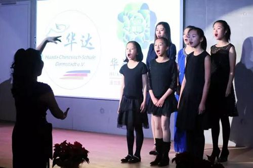 中國僑網(wǎng)小合唱海涅詩門德爾松曲《乘著歌聲的翅膀》。(法國《歐洲時報》德國版)
