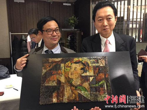 中國(guó)僑網(wǎng)周榕清(左)與日本前首相鳩山由紀(jì)夫(右)合影,。