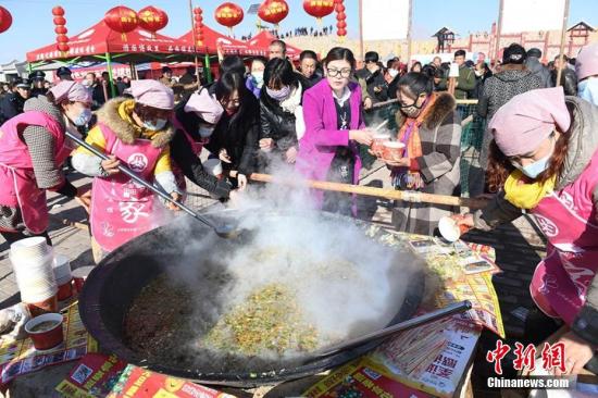 中國僑網(wǎng)民眾爭相享用“冬至大餐”,。楊艷敏 攝