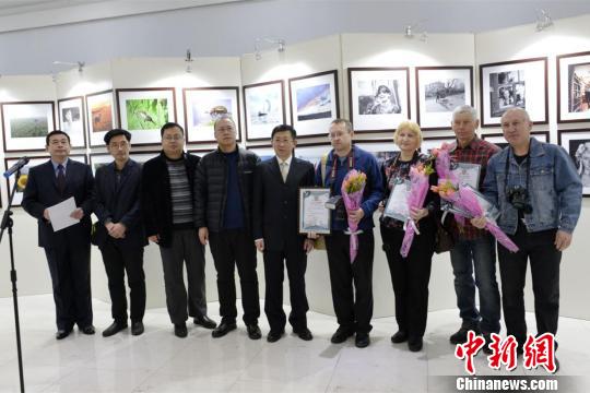 中國(guó)僑網(wǎng)圖為“2016中俄國(guó)際攝影展”開幕儀式現(xiàn)場(chǎng) 張江 攝
