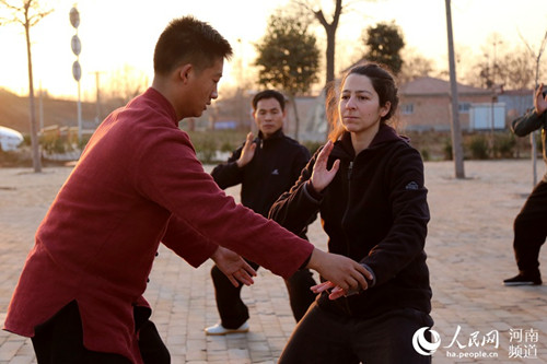 中國僑網(wǎng)陳家溝國際太極院一名拳師在指導(dǎo)羅莎練習(xí)太極拳。(徐宏星 攝)