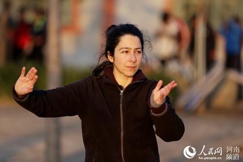 中國僑網(wǎng)羅莎在陳家溝國際太極院練習(xí)太極拳,。(徐宏星 攝)