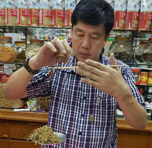 中國(guó)僑網(wǎng)中藥達(dá)人余森祥向馬來教師哈茲蘭介紹他岳父祖?zhèn)鞯那逖九浞胶螅寣?duì)方成功擺脫皮膚頑疾,。(新加坡《聯(lián)合早報(bào)》資料圖)