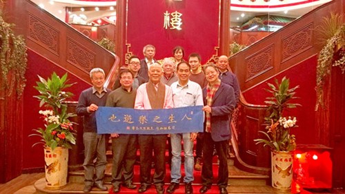 中國僑網(wǎng)協(xié)會成員與嘉賓座談后合影,。(法國《歐洲時報》/孔帆 攝)
