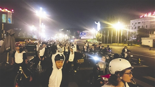 中國僑網(wǎng)“周五夜騎團(tuán)”身穿熊貓裝騎行在成都街頭,。(資料圖)