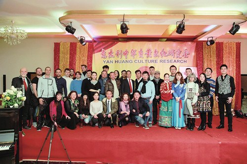 中國(guó)僑網(wǎng)意大利炎黃文化藝術(shù)團(tuán)部分演職人員與嘉賓在音樂會(huì)結(jié)束后合影,。(尹名興 攝)