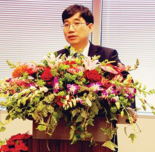 中國僑網(wǎng)北京中醫(yī)藥大學(xué)校長(zhǎng),、免疫學(xué)家徐安龍教授致開幕辭。(美國《僑報(bào)》資料圖)