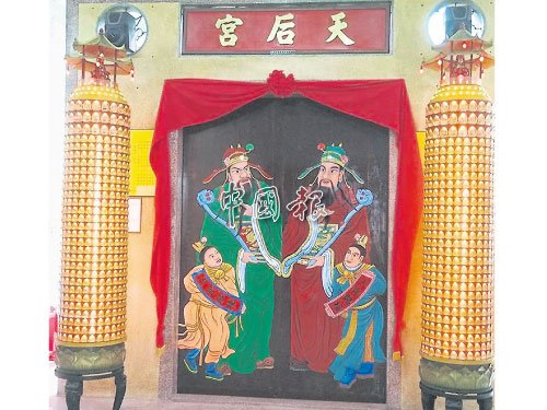 中國僑網(wǎng)守護麻坡海南兒女93年的門神畫,終于還原風貌,。(馬來西亞《中國報》資料圖)
