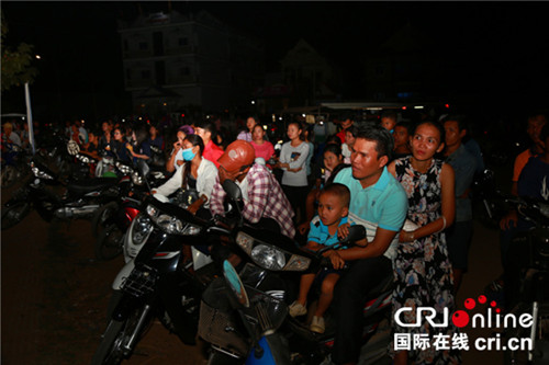 中國僑網正在觀看中柬優(yōu)秀電影的詩梳風市民