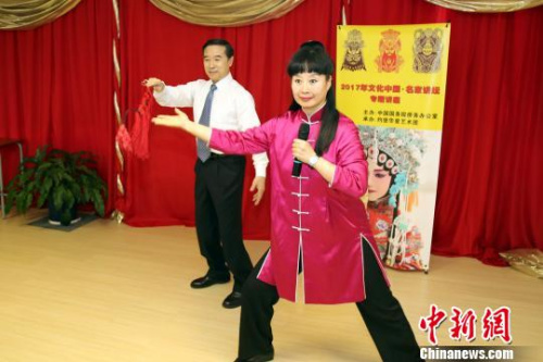 中國(guó)僑網(wǎng)中國(guó)國(guó)家京劇院的名家,、孫萍和葉金森夫婦為上百位華僑華人講授京劇藝術(shù),?!∷畏綘N 攝