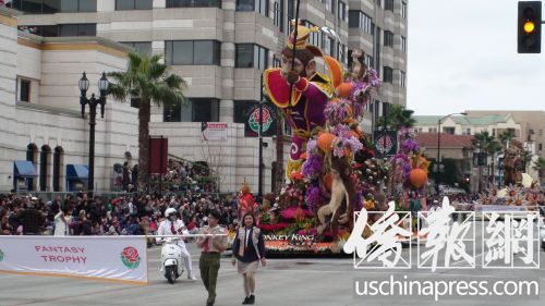中國僑網(wǎng)誠保利“美猴王”花車,。(美國《僑報(bào)》/高睿 攝)