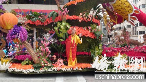中國僑網(wǎng)蒙市市議員梁僑漢裝扮成“唐僧”站在花車上,。(美國《僑報(bào)》/高睿 攝)