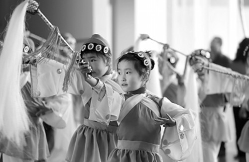 中國僑網(wǎng)1月3日,,該校學(xué)生在老師的帶領(lǐng)下練習(xí)川劇基本功。(黃舒 攝)