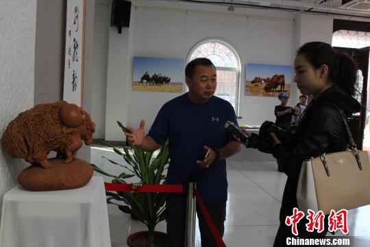 中國(guó)僑網(wǎng)圖為額爾德尼(左)接受媒體采訪,。 嘎茹迪 攝