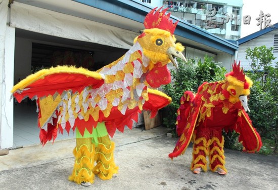 中國(guó)僑網(wǎng)益南小學(xué)龍麒獅團(tuán)在總教練李子發(fā)妙手創(chuàng)作下,2只惟妙惟肖,,雄赳赳的“大公雞”準(zhǔn)備向商民拜年?。R來(lái)西亞《星洲日?qǐng)?bào)》)