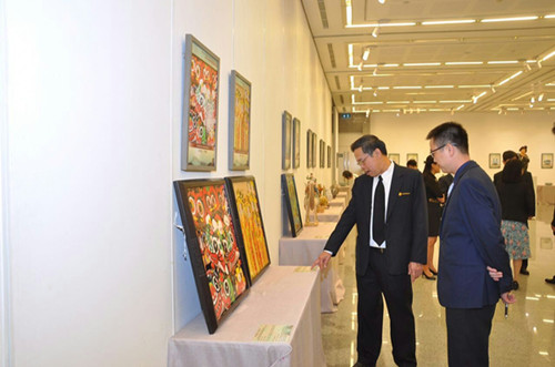 中國僑網(wǎng)中原文化泰國行“河南陶瓷藝術(shù)精品展”在曼谷開幕,。(楊謳 攝)