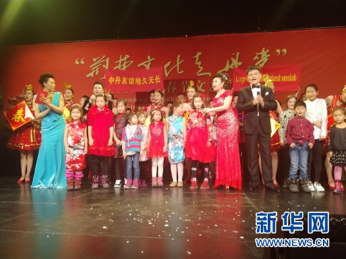 中國僑網(wǎng)1月7日,,在丹麥奧胡斯,,來自湖北藝術(shù)團(tuán)的演員與丹麥小觀眾同臺(tái)獻(xiàn)藝。新華網(wǎng)發(fā)(任俊攝)