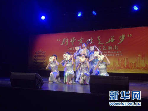 中國僑網(wǎng)1月7日,,在丹麥奧胡斯,來自湖北藝術(shù)團(tuán)的演員在舞臺(tái)表演,。新華網(wǎng)發(fā)(任俊攝)