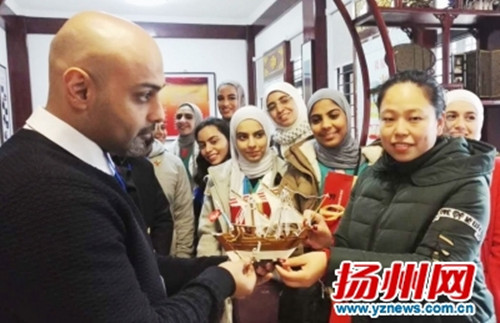 中國僑網(wǎng)穆罕默德老師向社區(qū)贈送帆船,。(劉峰生 攝)