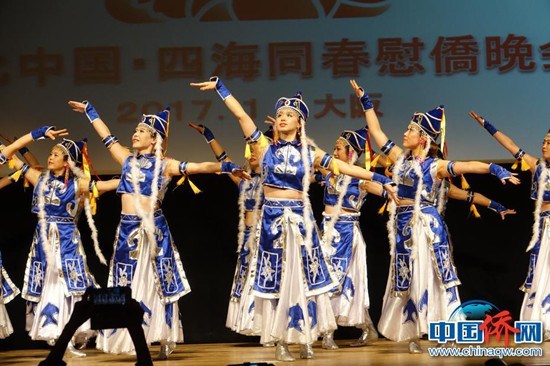中國(guó)僑網(wǎng)當(dāng)?shù)厝A僑華人表演蒙古舞《美麗的草原我的家》,。中新社記者 陸春艷 攝