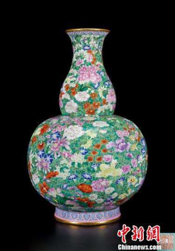 中國(guó)僑網(wǎng)乾隆洋彩萬(wàn)花獻(xiàn)瑞圖大吉瓶,。拍賣(mài)公司供圖