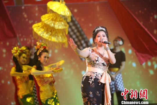 中國僑網(wǎng)東盟藝人獻(xiàn)唱,?!⊥鮿?攝