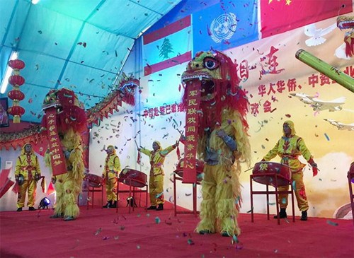 中國僑網(wǎng)維和戰(zhàn)士表演的開場(chǎng)獅舞