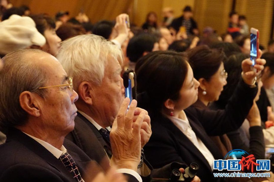 中國僑網(wǎng)當?shù)貢r間1月11日晚,,“四海同春”藝術團在大阪市阿倍野區(qū)民中心,,為當?shù)貎S胞提前送去了充滿中華魅力的文化“年夜飯”,而當?shù)厝A人節(jié)目的加入,、中國藝術家和海外華僑華人同臺獻藝,,讓這場“海外春晚”更加“接地氣”,贏得了滿堂彩,。演出令現(xiàn)場觀眾看得津津有味,。中新社記者 陸春艷 攝