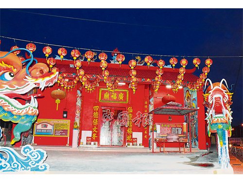 中國僑網(wǎng)文冬古廟廣福廟懸掛紅彤彤燈籠,,晚上顯得有新年氣氛,。(馬來西亞《中國報》資料圖)