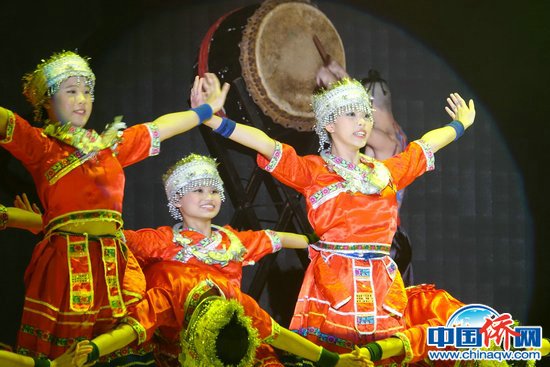 中國僑網(wǎng)當?shù)貢r間1月14日晚,馬來西亞吉隆坡華總大廈丹斯里楊忠禮大禮堂燈火輝煌,,“文化中國·四海同春”馬中藝術交流匯演在此上演,,獲得好評如潮。圖為馬來西亞居鑾中學舞蹈社表演舞蹈《岜沙苗寨》,。