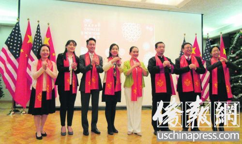 中國(guó)僑網(wǎng)中國(guó)駐洛杉磯總領(lǐng)館文化參贊古今(右三),、文化領(lǐng)事王瑾(右四)等官員與“歡樂(lè)春節(jié)”系列活動(dòng)主辦方拜年,。(美國(guó)《僑報(bào)》/翁羽 攝)