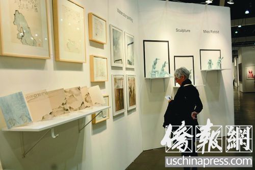 中國僑網(wǎng)藝術(shù)愛好者在參觀洛杉磯藝術(shù)展,。(美國《僑報(bào)》/夏嘉 攝)