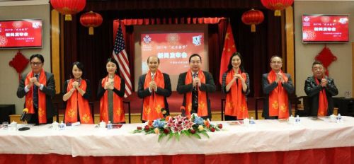 中國(guó)僑網(wǎng)總領(lǐng)事羅林泉和與會(huì)嘉賓向?yàn)硡^(qū)僑胞拜早年,。(美國(guó)《僑報(bào)》資料圖)