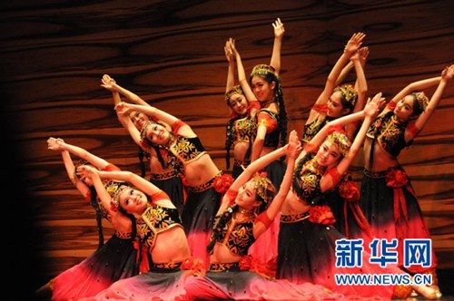 中國僑網(wǎng)1月15日,,在奧地利維也納,,上海舞蹈學(xué)校的青少年演員在“2017維也納中國芭蕾新年音樂會”上表演舞蹈,。當(dāng)日,,來自上海舞蹈學(xué)校,、捷克歌劇交響樂團(tuán),、維也納國家歌劇院芭蕾舞學(xué)校以及維也納華人愛樂合唱團(tuán)的演員在奧地利維也納為觀眾獻(xiàn)上一臺中西合璧的精彩演出,。新華社記者劉向攝