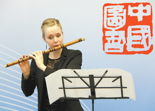 中國僑網(wǎng)1月11日,,在瑞士蘇黎世大學(xué),一名當(dāng)?shù)貙W(xué)生在“中國圖書中心”揭幕儀式上表演笛子獨奏,。(本報記者 任彥 攝)