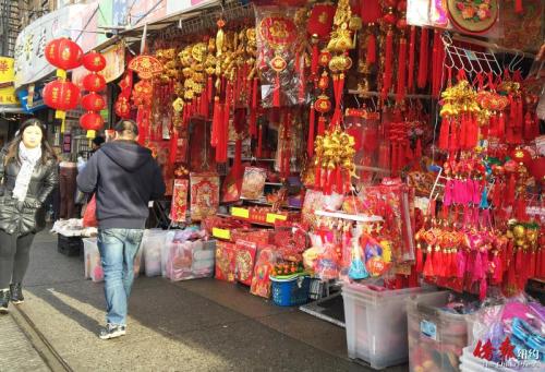 中國僑網(wǎng)隨著春節(jié)臨近,,布魯克林八大道街頭巷尾已到處是出售年貨的商家與攤位。(美國《僑報》/崔國萁 攝)