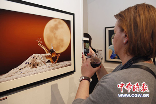 中國(guó)僑網(wǎng)觀眾在觀看攝影作品,。(希臘《中希時(shí)報(bào)》/王洪普 攝)