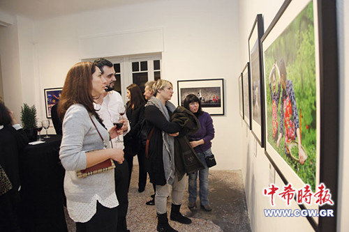 中國(guó)僑網(wǎng)攝影展現(xiàn)場(chǎng),。(希臘《中希時(shí)報(bào)》/王洪普 攝)